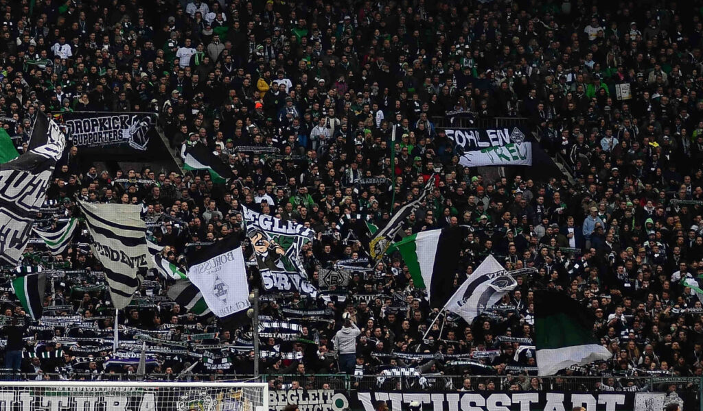 Fans von Borussia Mönchengladbach - Bild: Vitalii Vitleo / Shutterstock.com